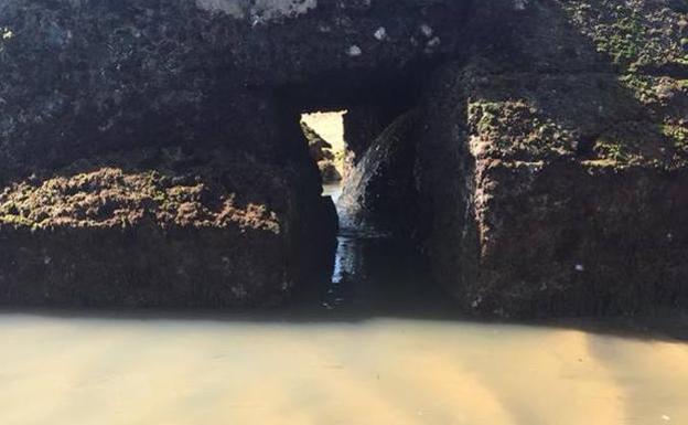 El vertido entre la playa del Camello y la de La Concha, captado por una de las personas que lo denunció a través de las redes sociales.