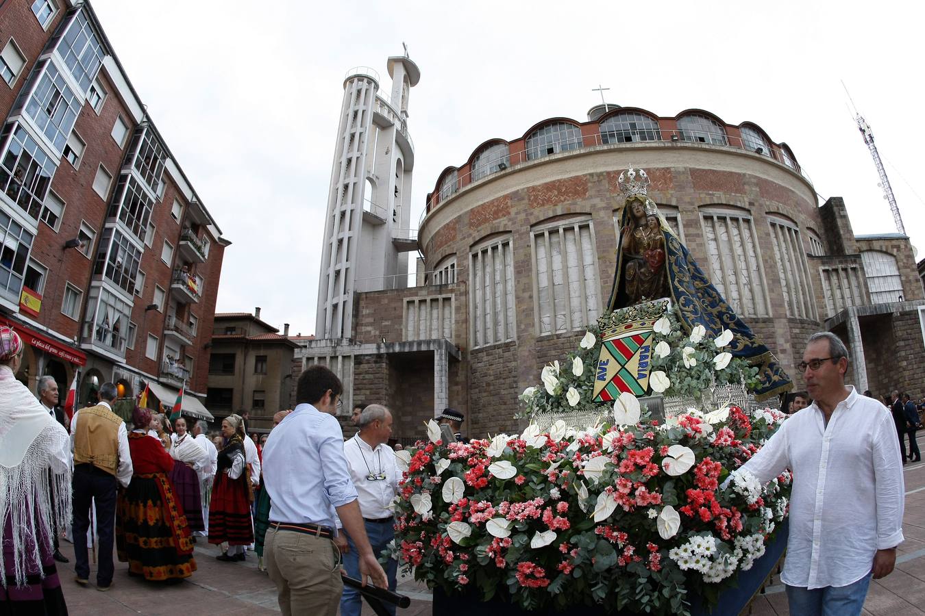 Fotos: Procesión de la Virgen Grande por Torrelavega