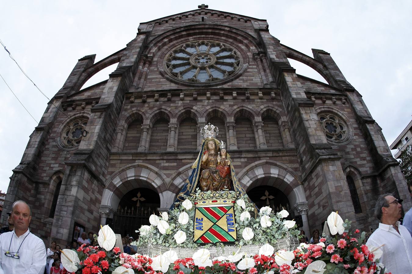 Fotos: Procesión de la Virgen Grande por Torrelavega