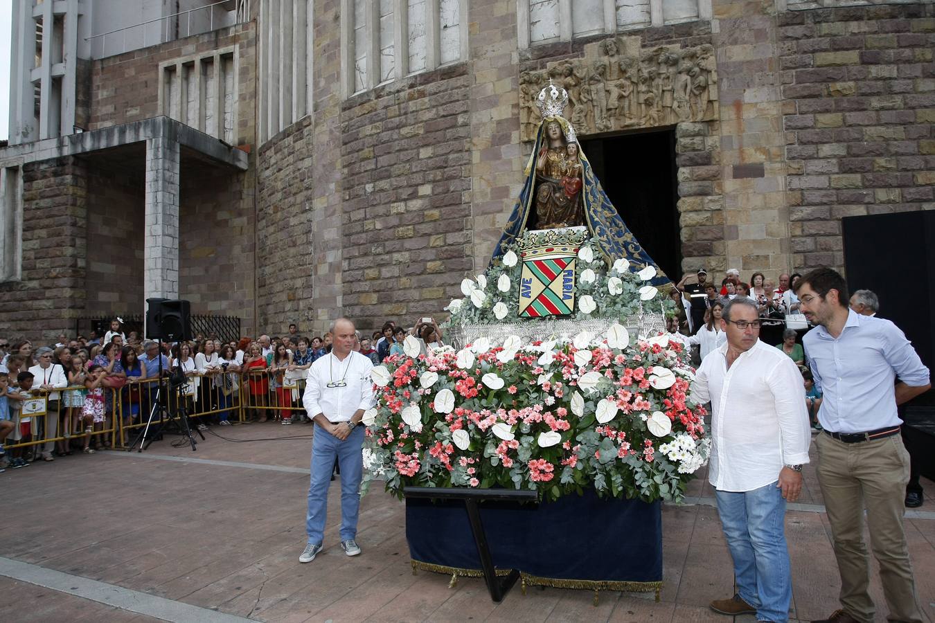 Fotos: Procesión de la Virgen Grande por Torrelavega