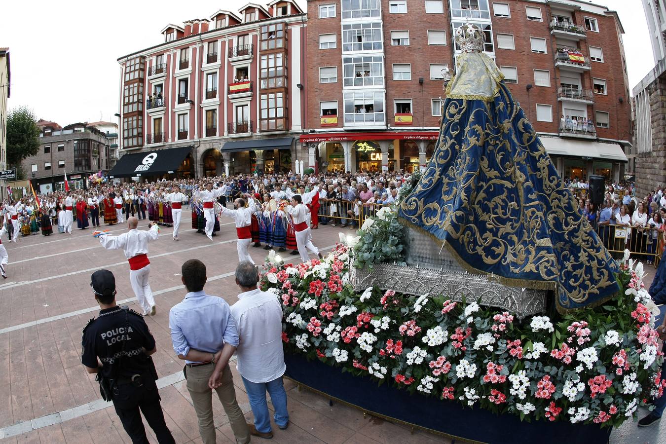 Fotos: Procesión de la Virgen Grande por Torrelavega