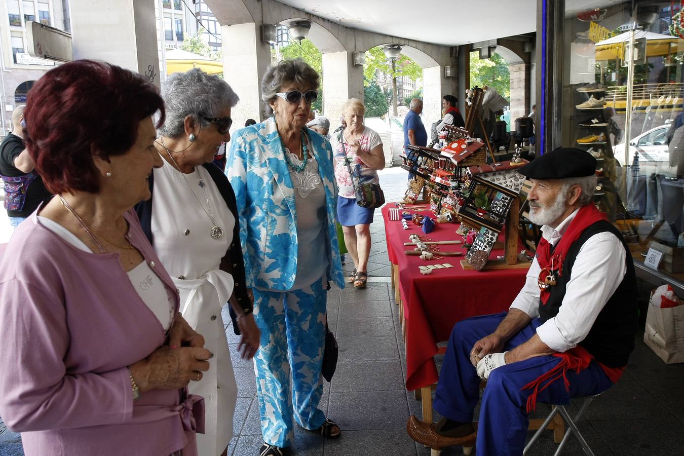 Fotos: Feria de artesanos en Torrelavega