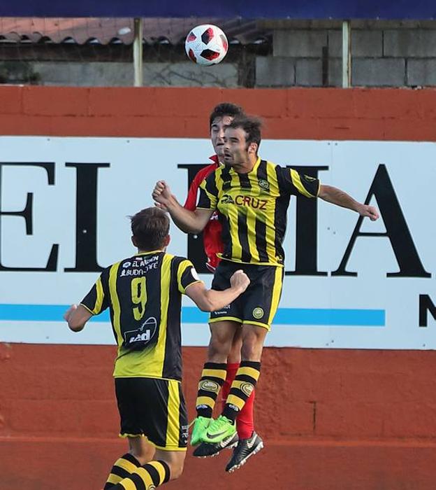 Pala e Izan saltan en busca de un balón aéreo