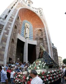 Imagen secundaria 2 - Concurrida procesión de la Virgen Grande