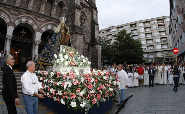 Imagen principal - Concurrida procesión de la Virgen Grande