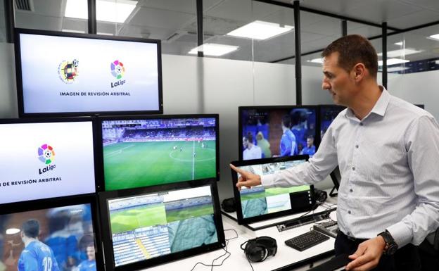 Clos Gómez, en el centro de operaciones del VAR en la Ciudad del Fútbol. 