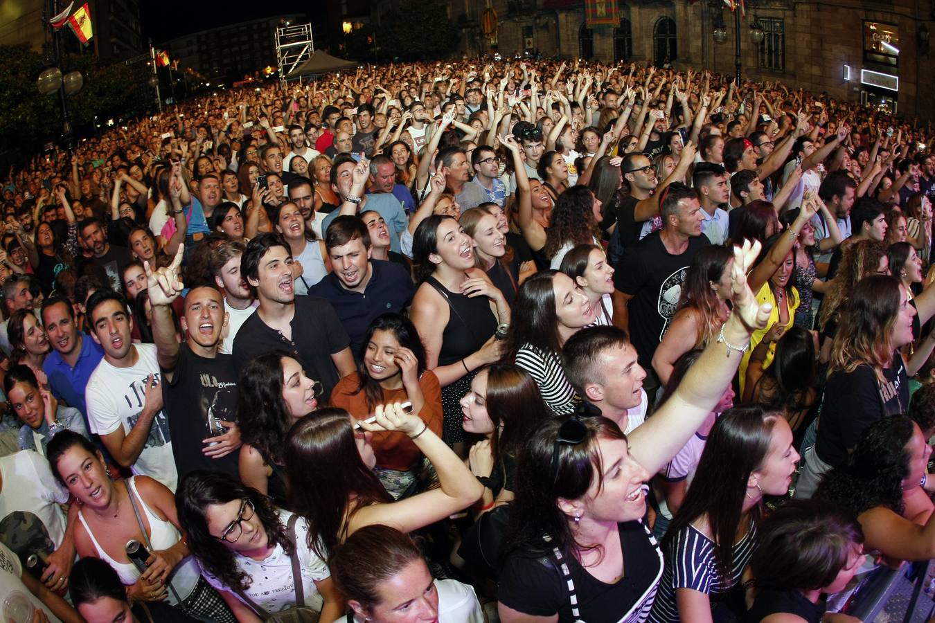 Fotos: Rulo y su Contrabanda hacen latir el corazón de Torrelavega