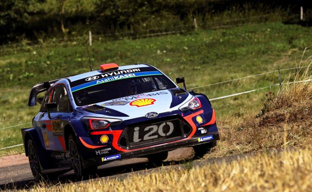 El piloto español Dani Sordo conduce su Hyundai i20 WRC durante una vuelta de reconocimiento del circuito de Nohfelden (Alemania), este jueves.