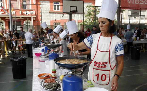 En primer término, Isabel Rodríguez cocinando la paella de marisco que le valió el triunfo.