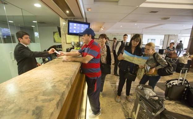 Turistas, a su llegada a un hotel en Santander 