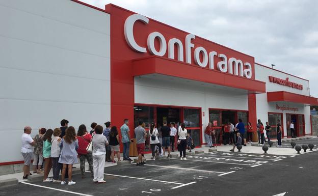 Imagen de la cola antes de la apertura de la nueva tienda en el polígono de Nueva Montaña.