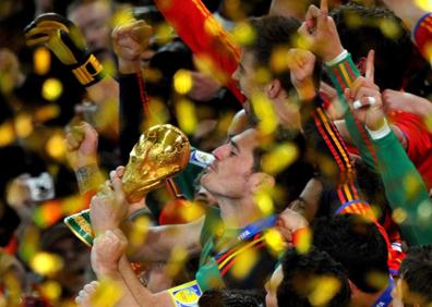 Imagen secundaria 1 - Arriba, la selección femenina de baloncesto, con la cántabra Laura Nicholls en sus filas, celebra su oro en el Europeo. Abajo, Casillas besa el trofeo que acredita a España como campeona del mundo de fútbol en 2010. A la derecha. Saúl Craviotto