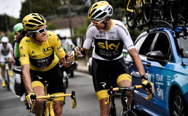 Geraint Thomas y Chris Froome, celebrando la victoria del galés en la última edición del Tour de Francia. 