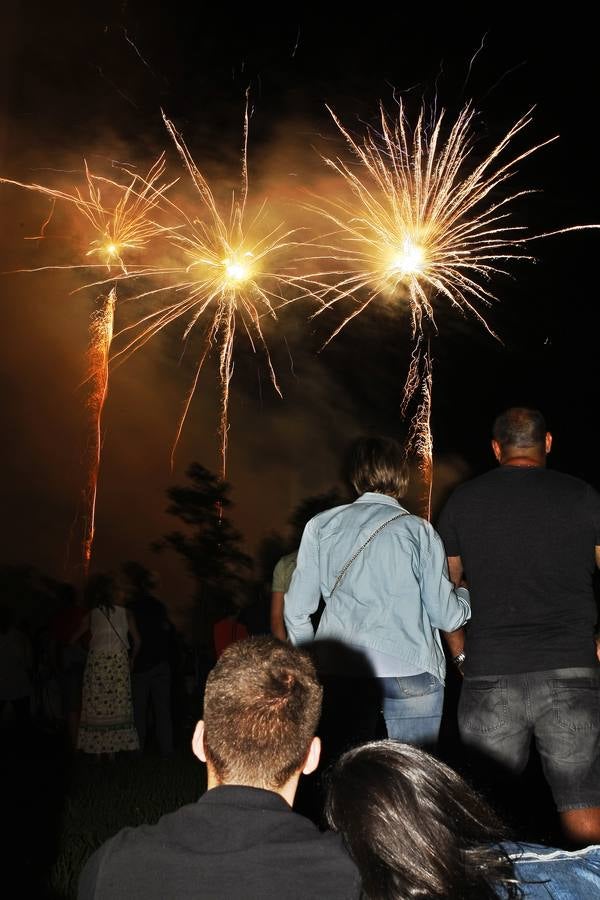 Fotos: Los fuegos iluminan la noche festiva de Torrelavega