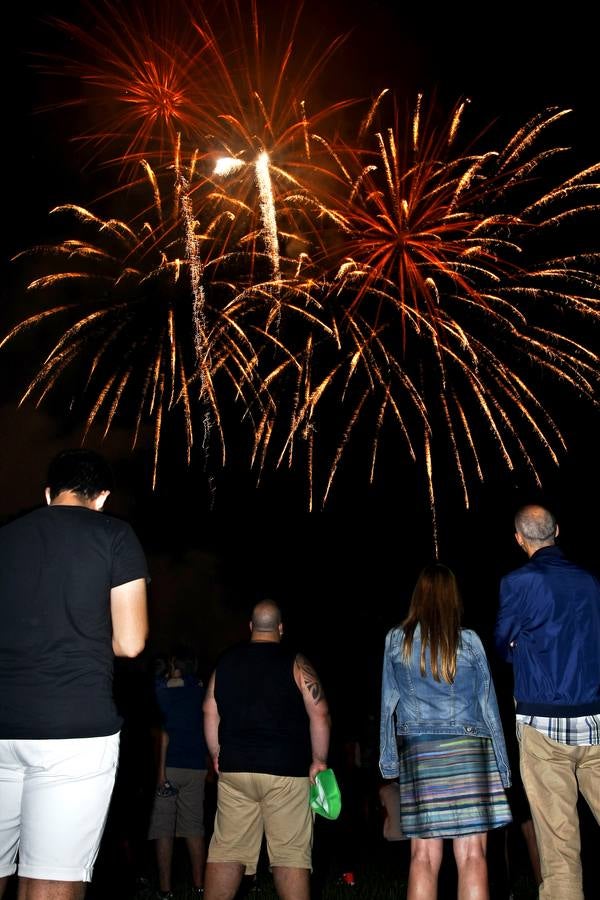 Fotos: Los fuegos iluminan la noche festiva de Torrelavega