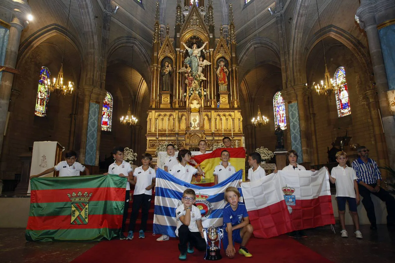 Fotos: Ofrenda floral de la Gimnástica a la Virgen Grande