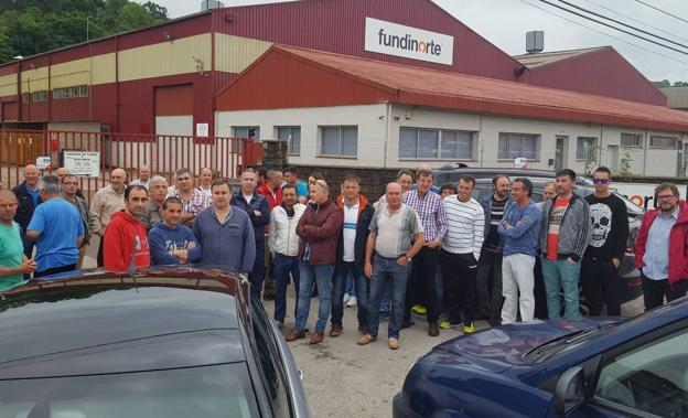 Trabajadores de Fundinorte concentrados junto a la entrada de la fábrica en San Felices de Buelna.