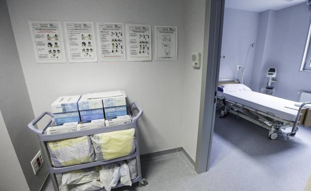 Imagen principal - Valdecilla abrirá una unidad de corta estancia en Urgencias y reforzará la hospitalización en casa