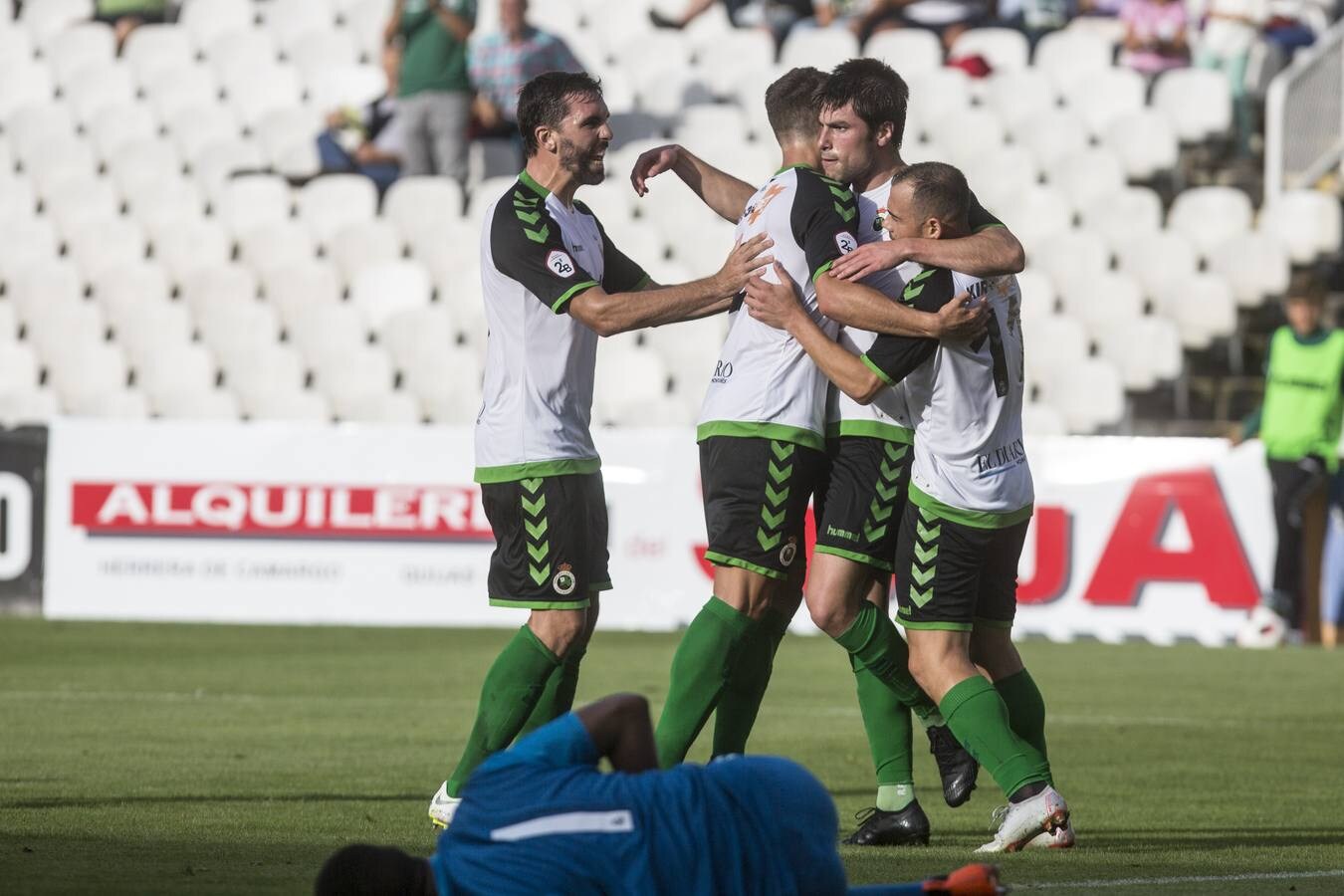 Fotos: Victoria del Racing y balón para Jon Ander