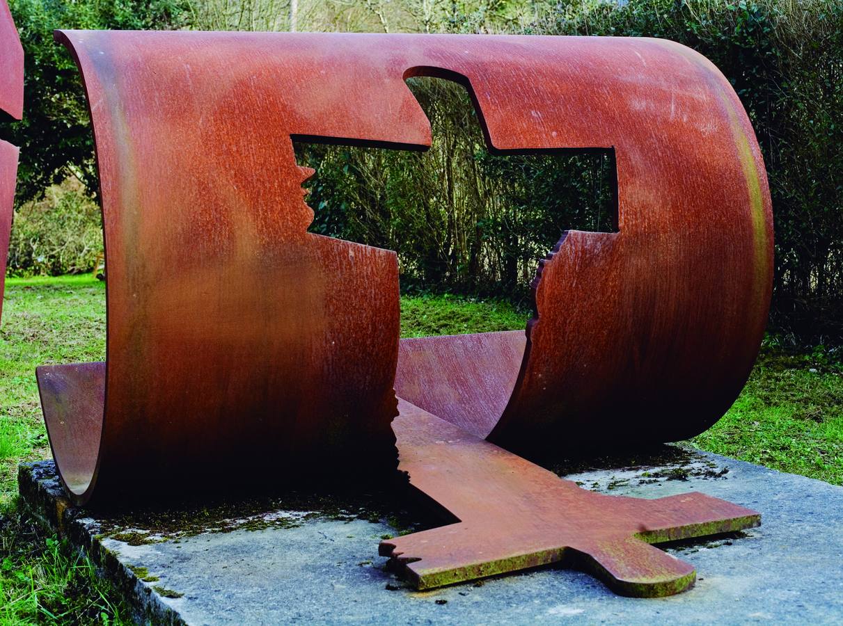 Imagen secundaria 1 - Obras escultóricas en acero corten, numerosas piezas donadas en homenaje a las víctimas del terrorismo, salpican su trayectoria. 