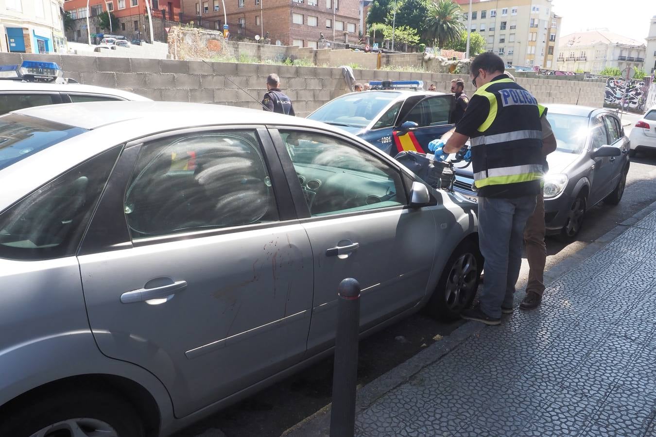 La Policía Nacional investiga los hechos ocurridos a las 09.30 horas en la calle Barcelona | La víctima fue trasladada en estado muy grave a los quirófanos de Valdecilla