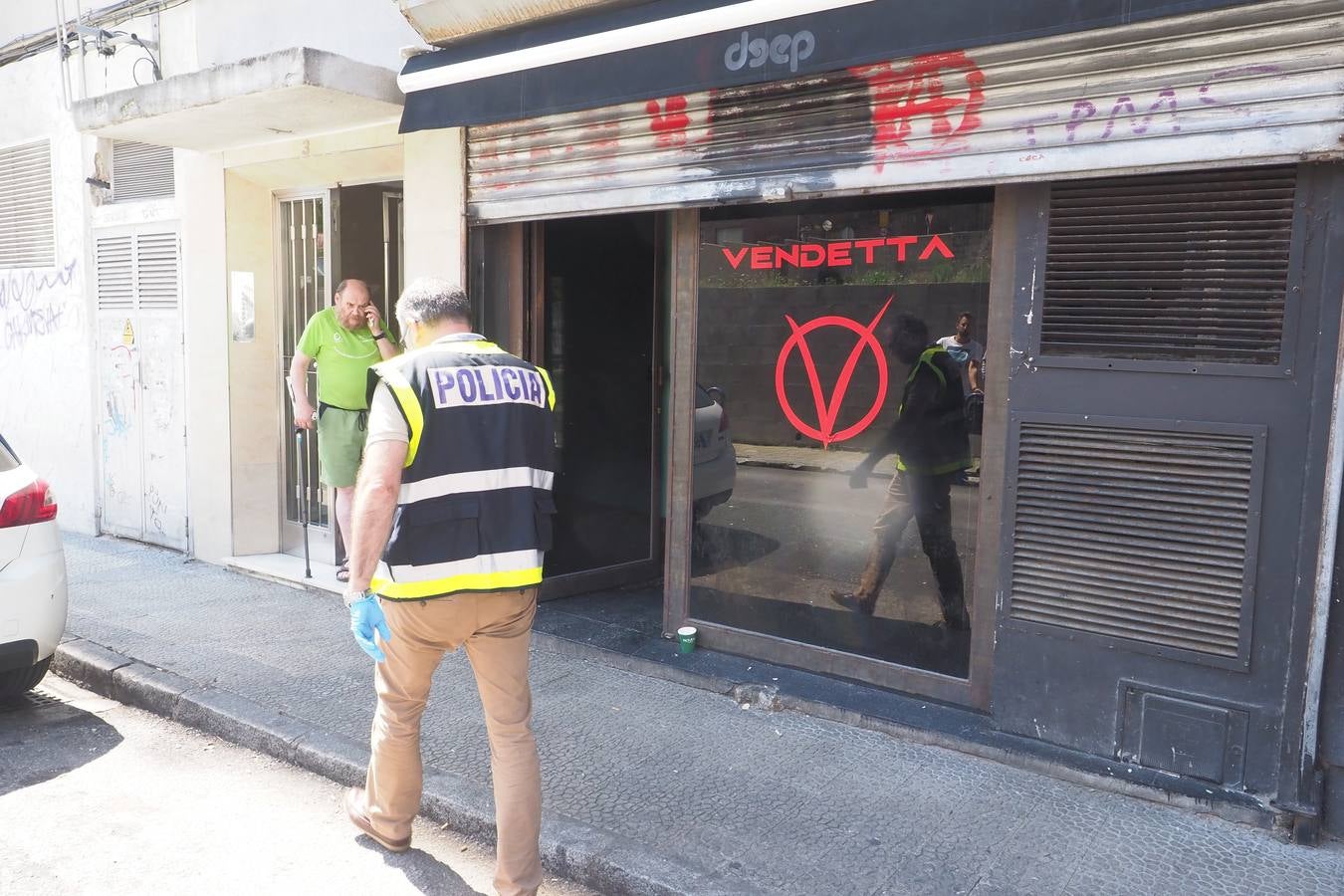 La Policía Nacional investiga los hechos ocurridos a las 09.30 horas en la calle Barcelona | La víctima fue trasladada en estado muy grave a los quirófanos de Valdecilla