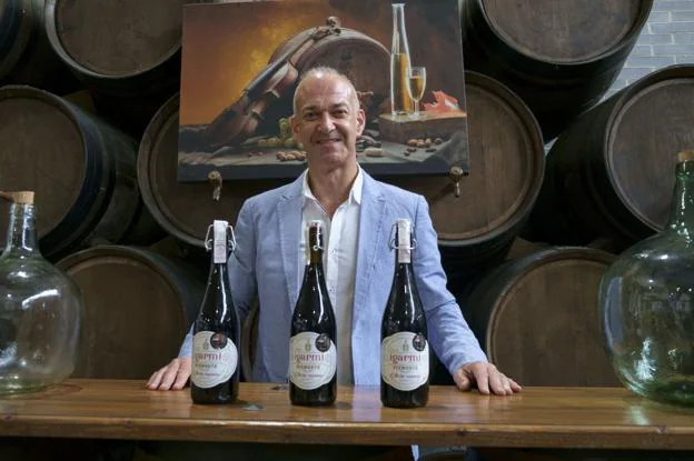 Ángel Gutiérrez, responsable de la bodega, con el vermut Citric Essence de Igarmi. 