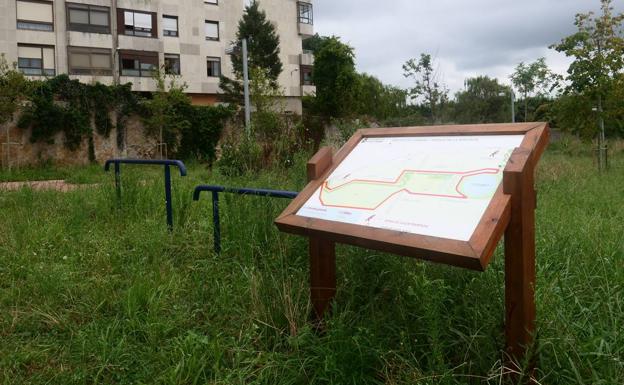 Las plantas, sin segar, invaden las zonas de calentamiento.