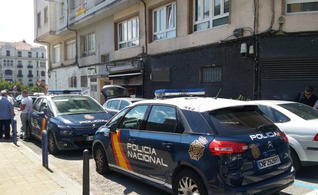 La Policía, en el lugar del apuñalamiento.