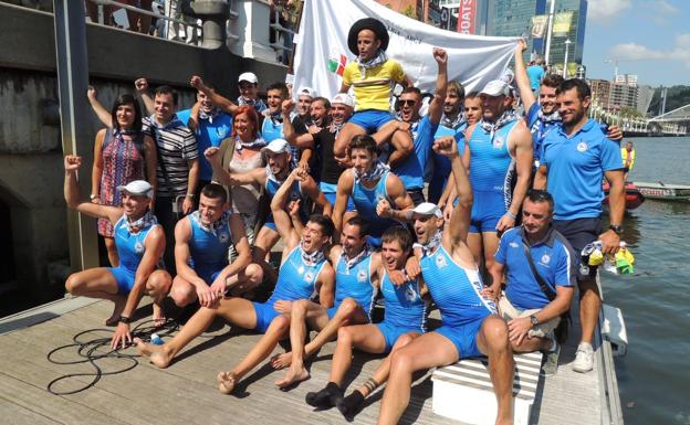 Los remeros de Astillero celebran en la ría de Bilbao el título de campeones de la Liga ARC 1. 