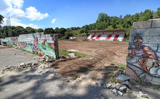 Imagen actual del campo de fútbol con la obras ya iniciadas. 