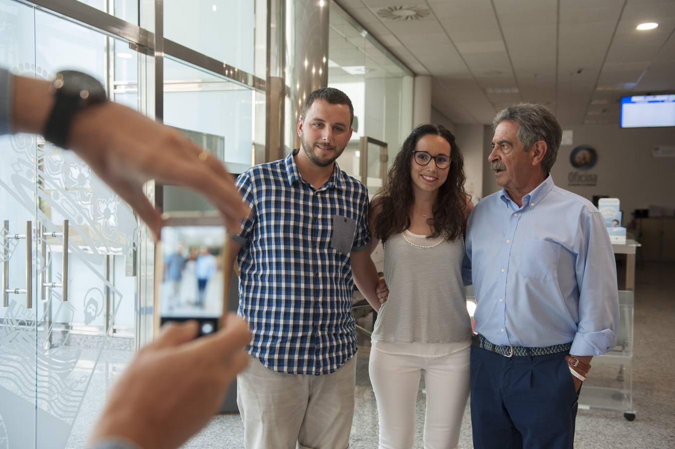 Largas colas ara fotografiarse con el presidente regional, en su jornada de puertas abiertas