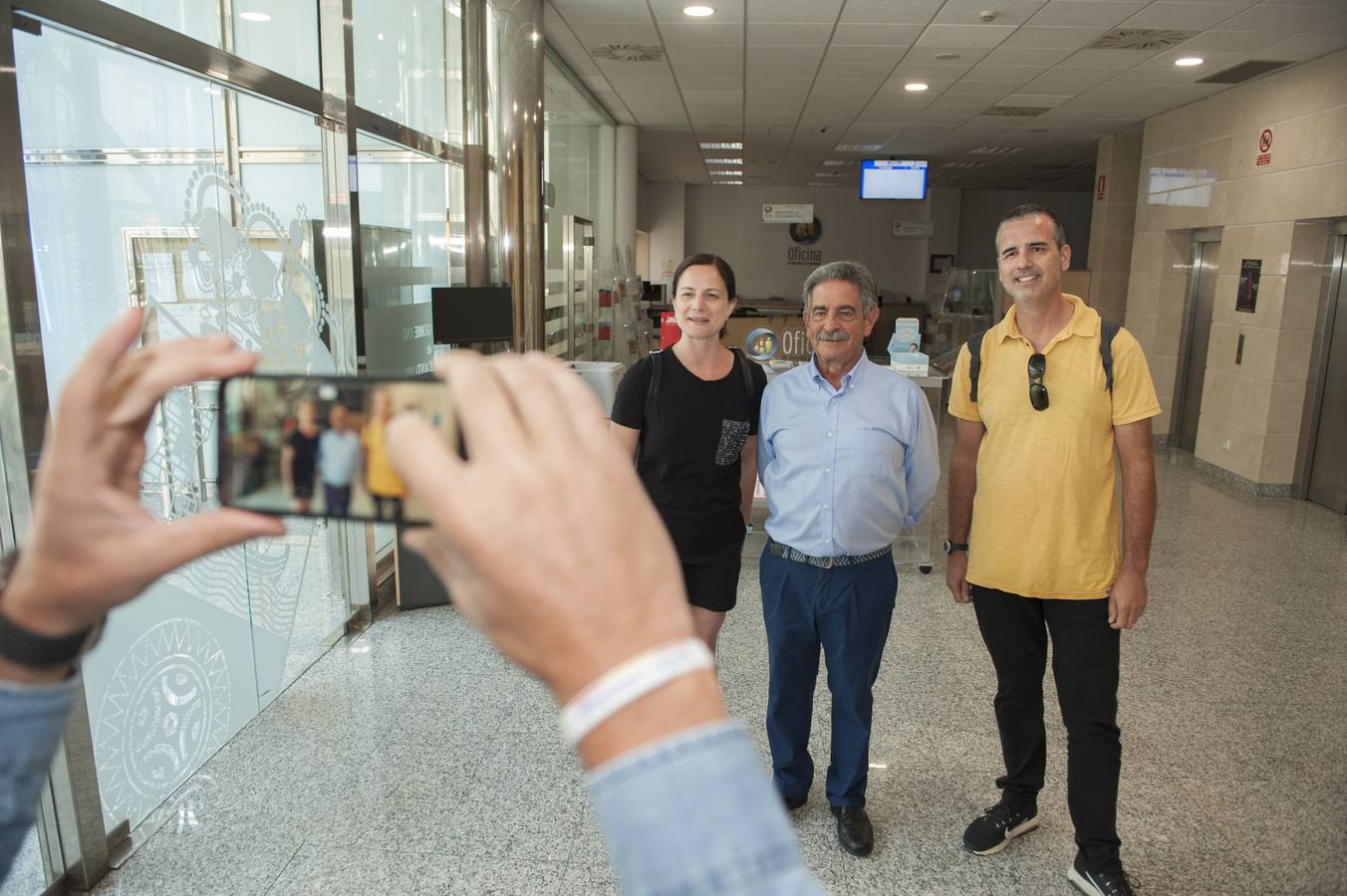 Largas colas ara fotografiarse con el presidente regional, en su jornada de puertas abiertas