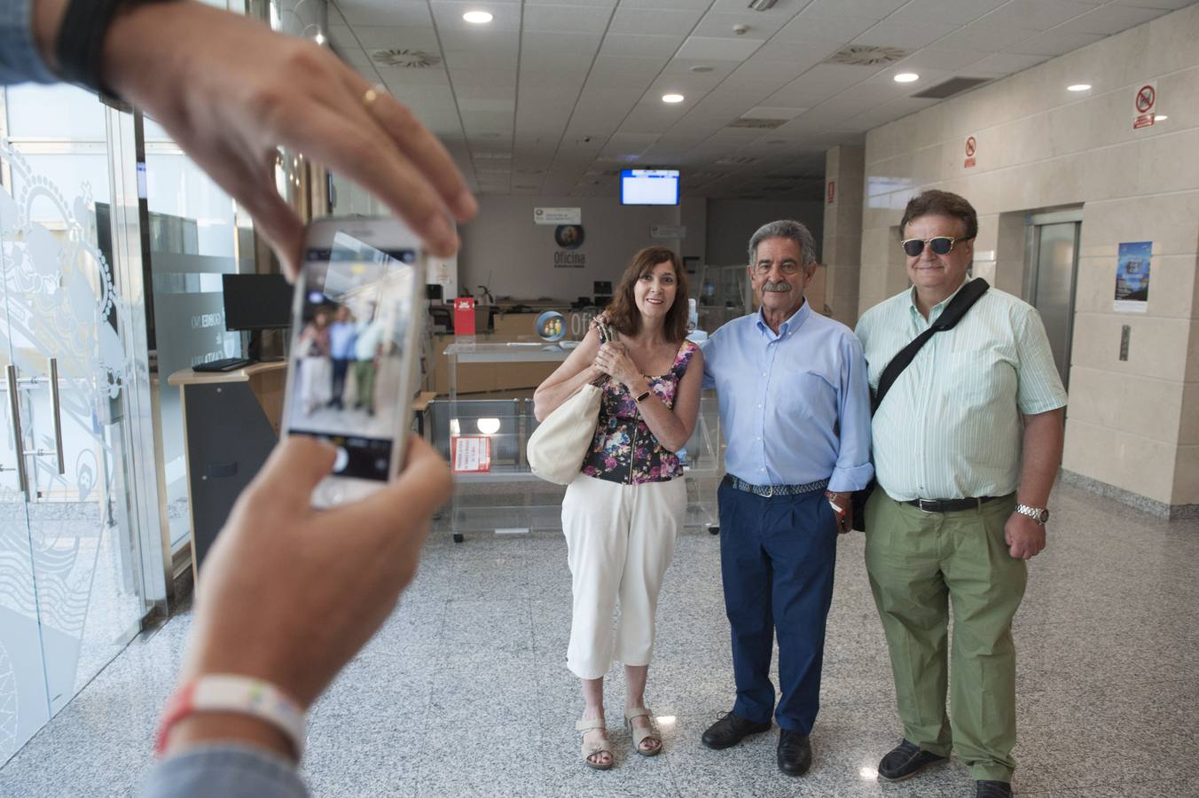 Largas colas ara fotografiarse con el presidente regional, en su jornada de puertas abiertas