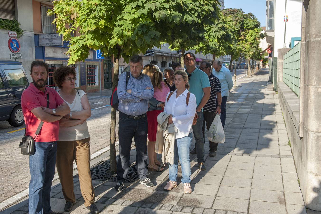 Largas colas ara fotografiarse con el presidente regional, en su jornada de puertas abiertas