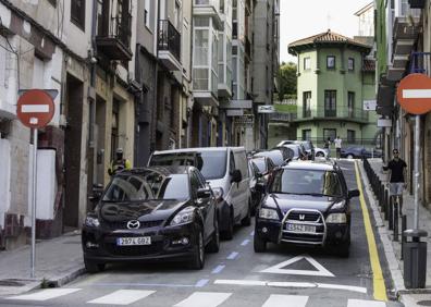 Imagen secundaria 1 - Arrancan los cambios de dirección y los nuevos semáforos que acompañarán las obras de la calle Cervantes