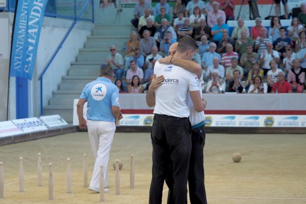 Víctor González y Jesús Salmón se saludan en la final del Campeonato de Cantabria. Los dos buscarán el otro gran título en la Semana Bolística que arranca hoy en Torrelavega.