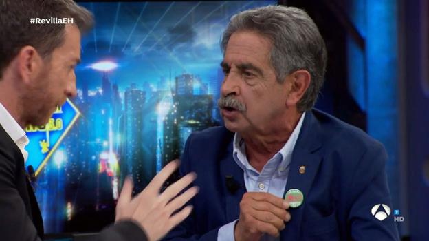  En junio. Revilla muestra la chapa contra el MetroTUS que lució en El Hormiguero, ante Pablo Motos