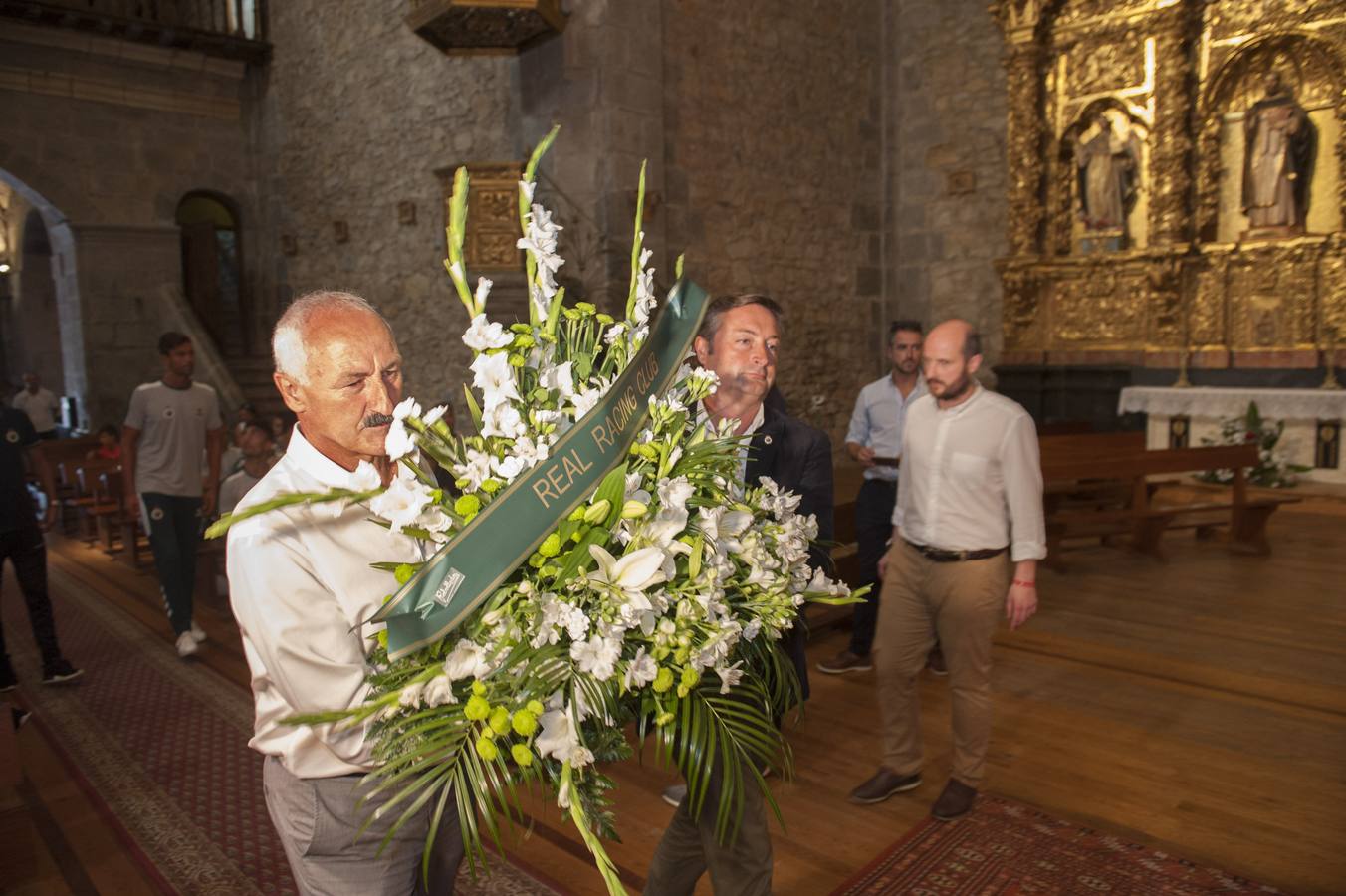 Fotos: El Racing cumple con la tradicional ofrenda floral a La Bien Aparecida