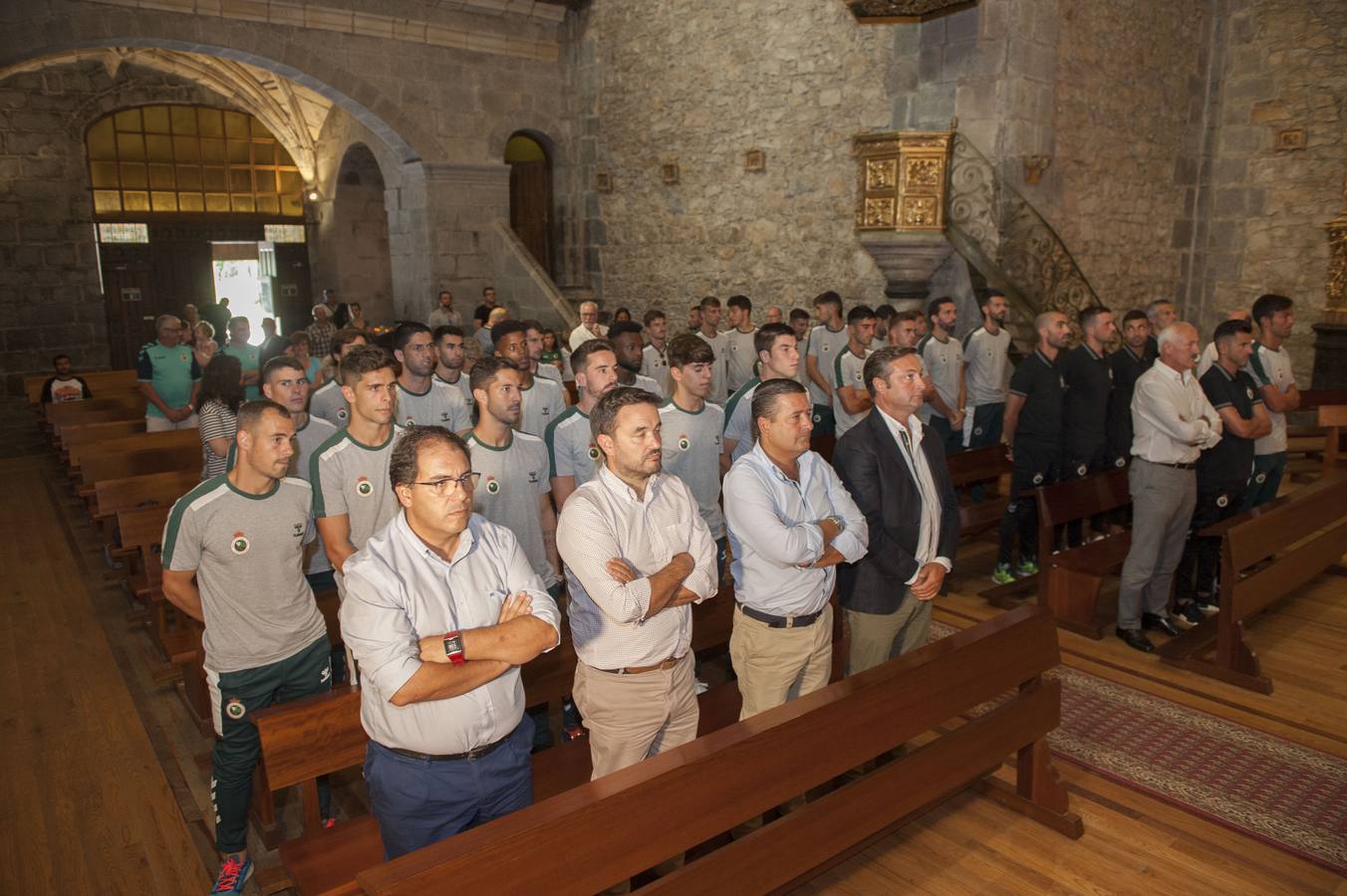 Fotos: El Racing cumple con la tradicional ofrenda floral a La Bien Aparecida