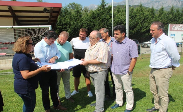 El Consejero contempla el proyecto en el campo de fútbol de Tama.