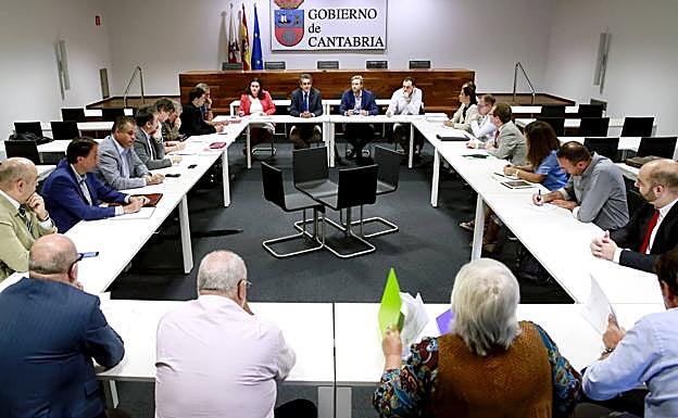 Las Mesas de Movilidad denuncian la «escalada de retrasos y cancelaciones» de las cercanías de Cantabria