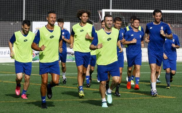 Nacho Rodríguez y Alberto Cusidor, al frente del grupo durante una sesión de entrenamiento en El Malecón 2.