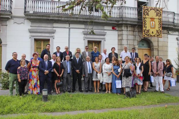 Los concejales del Ayuntamiento de Laredo, con el alcalde a la cabeza, y la expedición de Cenon inmortalizaron con una foto la renovación de su hermanamiento.