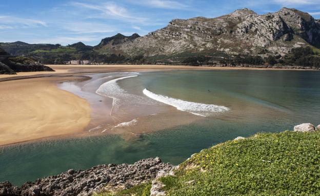 La cima del monte Candina, en Liendo, es uno de los grandes atractivos del senderismo en Cantabria gracias a los 'ojos del diablo'. 