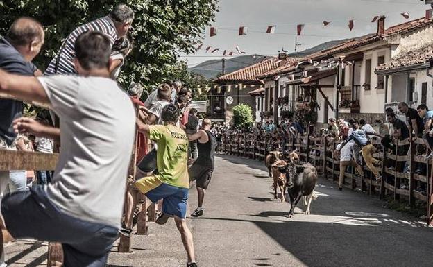 Los tradicionales encierros en Pie de Concha.