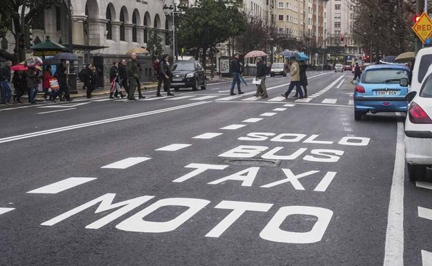 El carril rápido, a su paso por Calvo Sotelo.