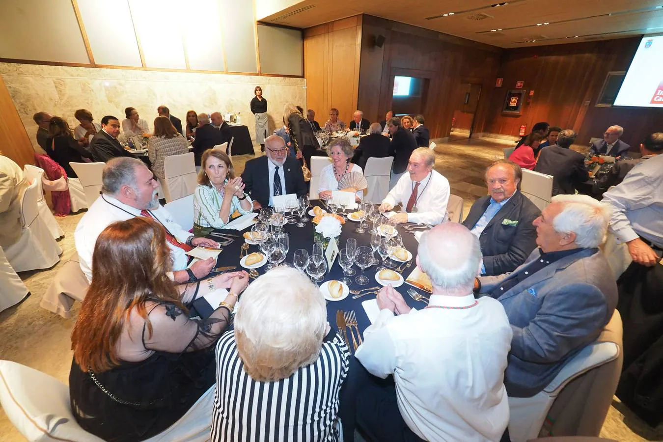 Íñigo de la Serna y Fernando Jáuregui recibieron anoche los premios 'Emboque de Oro' de la Casa de Cantabria en Madrid, en una gala celebrada en el Hotel Santemar