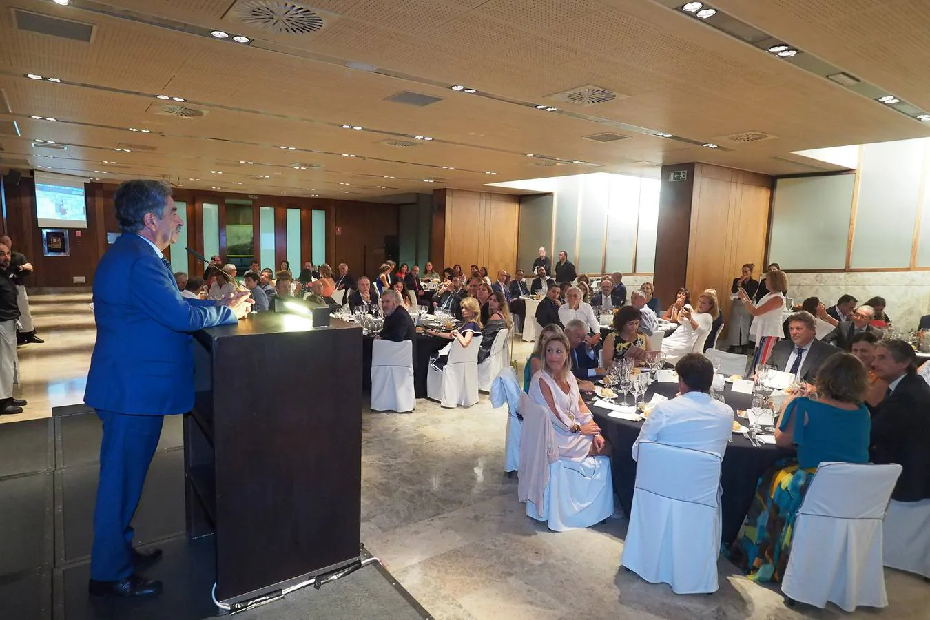 Íñigo de la Serna y Fernando Jáuregui recibieron anoche los premios 'Emboque de Oro' de la Casa de Cantabria en Madrid, en una gala celebrada en el Hotel Santemar