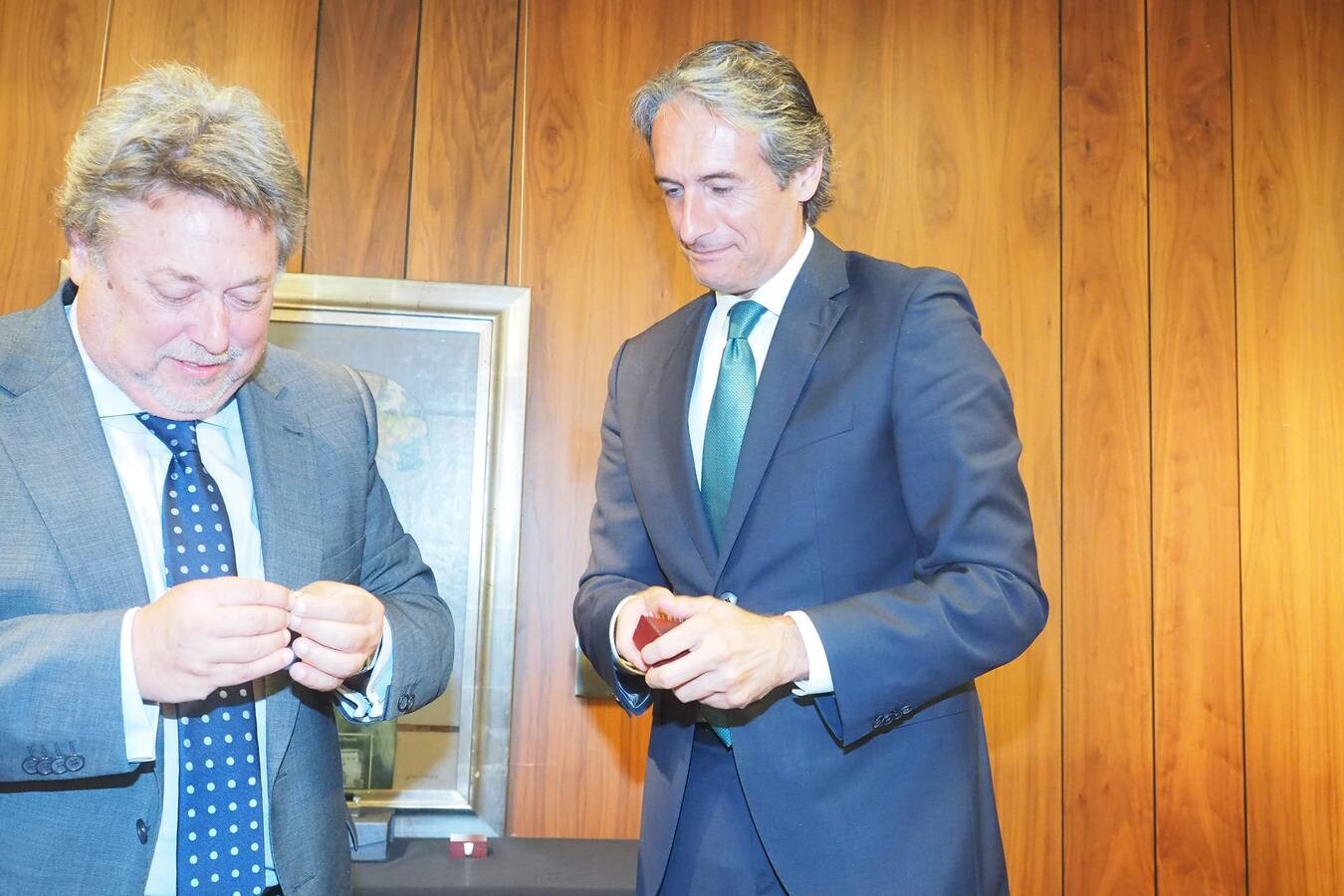 Íñigo de la Serna y Fernando Jáuregui recibieron anoche los premios 'Emboque de Oro' de la Casa de Cantabria en Madrid, en una gala celebrada en el Hotel Santemar